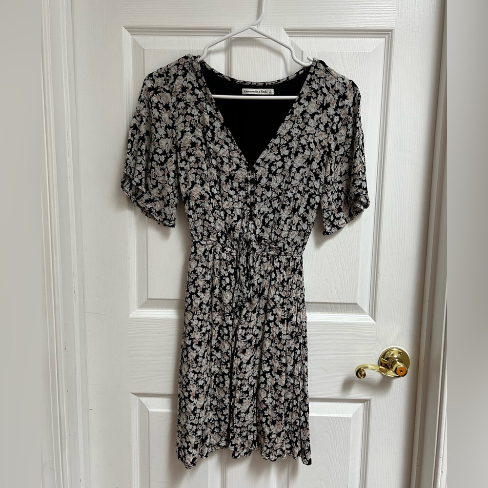 Abercrombie & Fitch black and beige floral short sleeve tea dress, size S